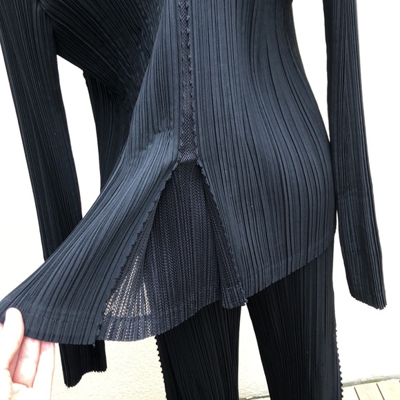 Issey Miyake Fete Fully Pleated Black Blazer and Pant Suit - Picture 10 of 13